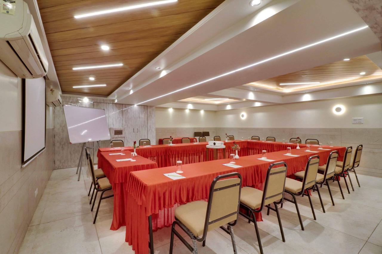 Hotel Centra Ahmedabad Exterior photo