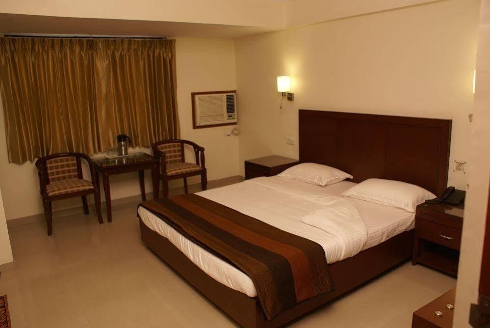 Hotel Centra Ahmedabad Exterior photo